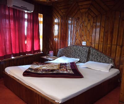 https://imgcld.yatra.com/ytimages/image/upload/t_hotel_yatra_city_desktop/v1437449601/Domestic Hotels/Hotels_Jammu/Hotel Madhuban/deluxe_ac_rooms.jpg